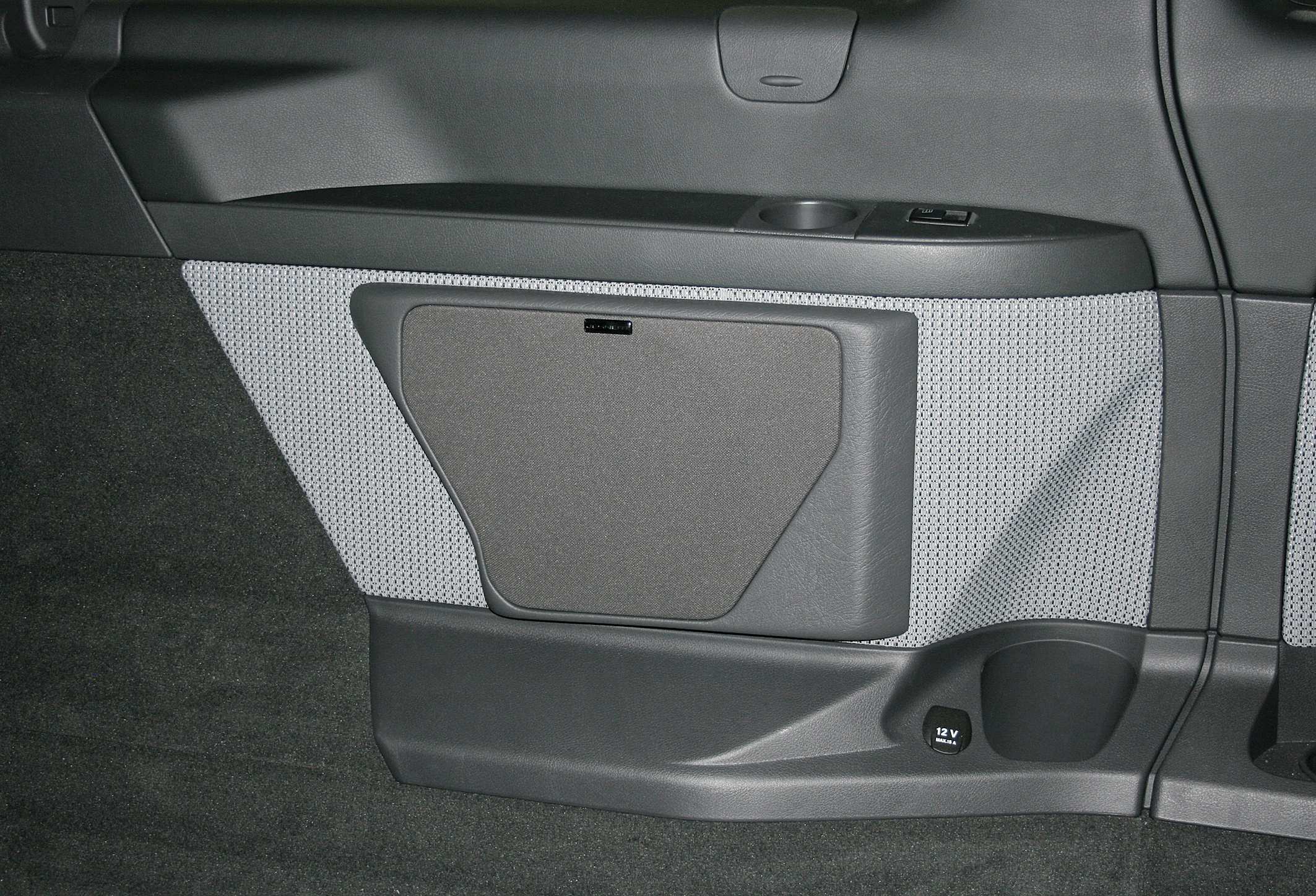 Mercedes Viano mod. din 2010- panouri spate cu sistem audio pe 2 căi